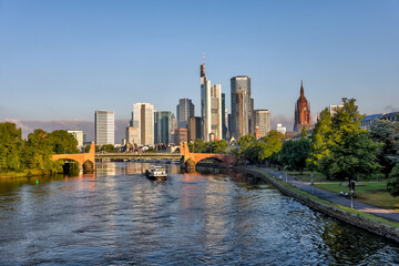 Obraz premium Frankfurt, Germany - July 29, 2024: The city skyline of Frankfurt in the early morning 