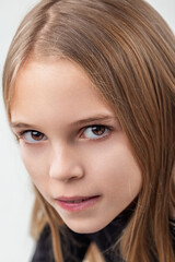 Naklejka premium Portrait of expressive young girl showing confidence and curiosi