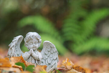 Kleine Trostengel Figuren am Grab, soft weicher Hintergrund