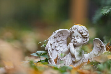 Kleine Trostengel Figuren am Grab, soft weicher Hintergrund