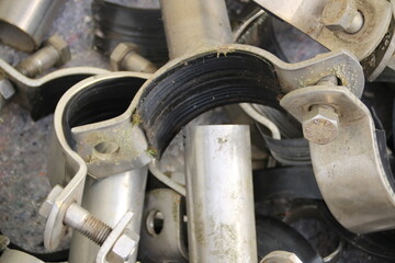 Stahlschelle wird mit einem Gummistreifen gegen Wärme und Vibration geschützt