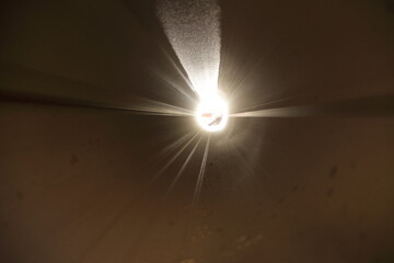 Blick durch ein langes Rohr in das Licht hinein