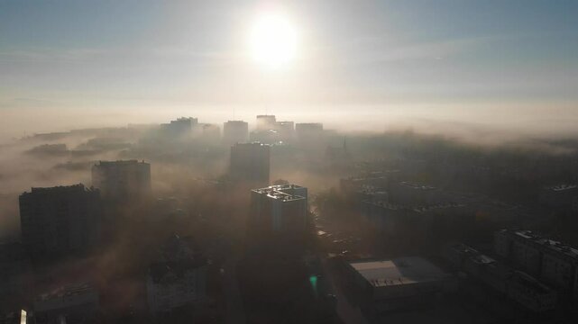 Miasto we mgle o wschodzie słońca