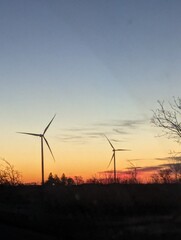 Obraz premium wind turbines at sunset