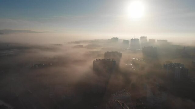 Mglisty słoneczny poranek w mieście