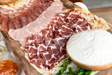 Vassoio di salumi misti e crema di formaggio, antipasti italiani 