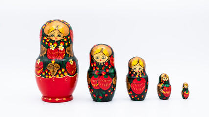Grupo de cinco muñecas rusas Matryoshka, aislada en blanco