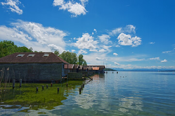 Obraz premium Boat houses an the lake side, transparent clear water