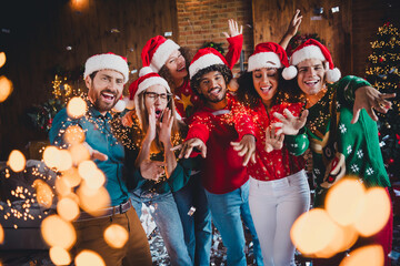 Photo of nice young people hello cheerful smile dance have fun enjoy cozy christmas decoration interior house indoors party © deagreez