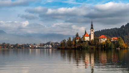 Obraz premium church of our person on the river