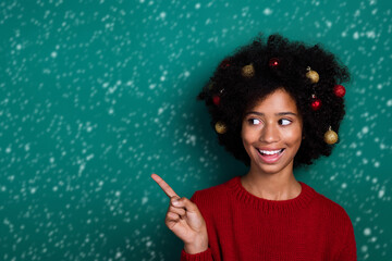 Obraz premium Photo of nice little girl point look empty space new year poster dressed stylish red knitwear outfit isolated on green color background