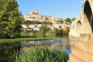 Fototapeta premium Au pied du Pont vieux et de la cathédrale Saint-Nazaire à Béziers. France