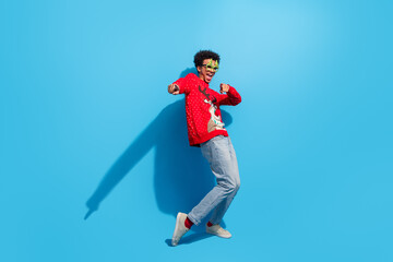 Obraz premium Full length photo of handsome young guy dancing point you dressed red christmas sweater celebrate winter holidays on blue background