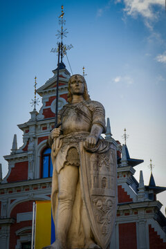 Statue vor dem Schwarzh&auml;upterhaus in Riga