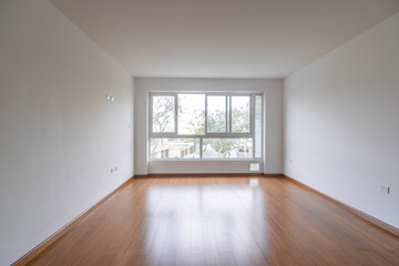 moderna sala de departamento con amplia ventana con vista a la calle,  piso de melamina y bien...