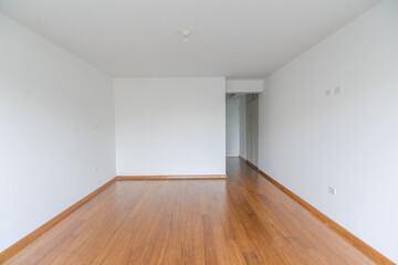 sala de departameto con vista a kitchenette, acabados modernos y piso de melamina