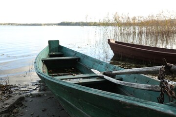 Obraz premium Two old wooden boats on river, closeup