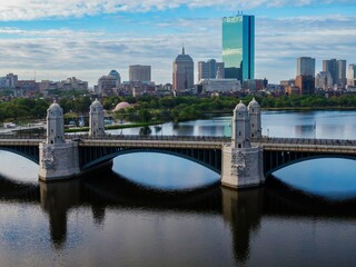 Obraz premium The Longfellow Bridge that crosses the Charles River from Cambridge to Boston. Downtown Boston is in the distance, Massachusetts, United States.