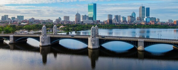 Naklejka premium The Longfellow Bridge that crosses the Charles River from Cambridge to Boston. Downtown Boston is in the distance, Massachusetts, United States.