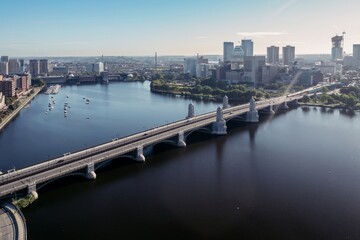 Obraz premium The Longfellow Bridge, that crosses the Charles River to downtown Boston, Massachusetts, United States.
