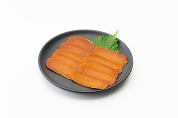薄くスライスしてお皿に盛りつけたカラスミ