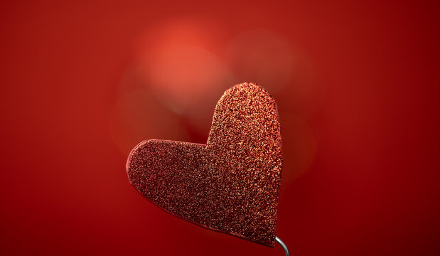 coraz&oacute;n de lado con fondo rojo desenfocado