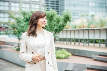 Fototapeta premium 都会を歩くビジネスウーマン、OL 