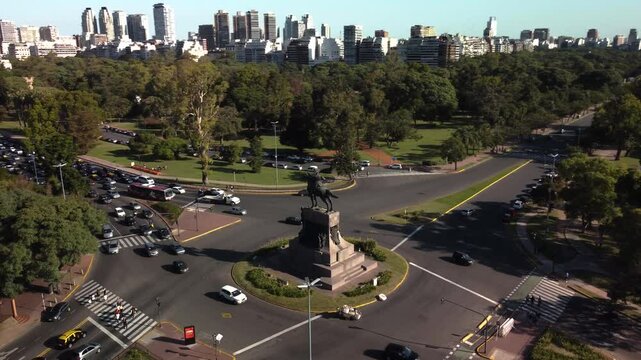 Aerial footage of the Monument to Justo Jos&eacute; de Urquiza located in the center of a major traffic circle within Parque Tres de Febrero in Buenos Aires, Argentina. The camera gradually approaches the hi