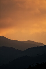 Montañas en atardecer