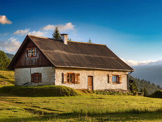 Obraz premium Casa rústica de madera ubicada en un paisaje campestre, rodeada de naturaleza y tranquilidad.