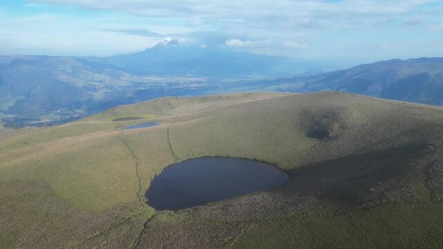Laguna en cr&aacute;ter de volc&aacute;nico rodeado de pajonal 