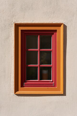 Fenster aus Holz an der Fassade eines sanierten Hauses in der Altstadt von Erfurt in Deutschland 