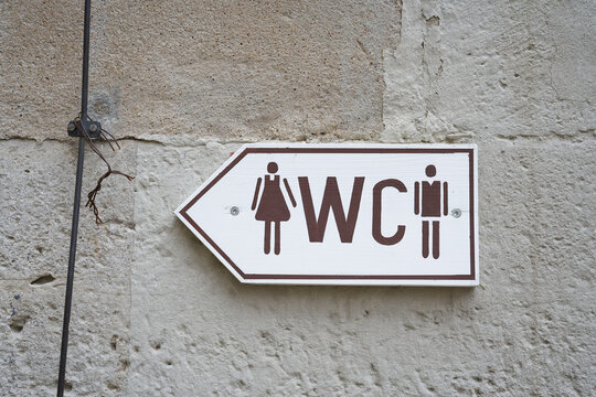 Hinweisschild f&uuml;r eine &ouml;ffentliche Toilette an einer Hauswand in W&uuml;rzburg in Deutschland