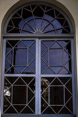 Tesoro Oculto Ventana de Hierro Forjado con Encanto Cl&aacute;sico