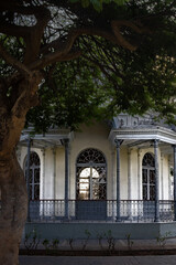 Tiempo Suspendido Elegancia Colonial entre Sombras