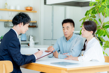 Obraz premium 相談するシニア夫婦