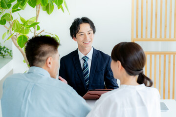 真剣に話すコンサルタント