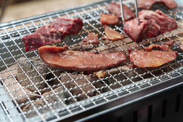 バーベキューの調理風景。牛タン、ハラミ。