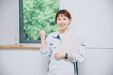 作業着を着て働く女性
A woman working in work clothes