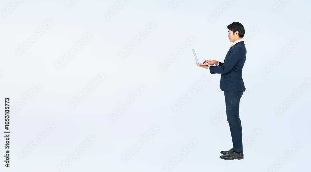 Aufkleber ノートパソコンを使う若い男性ビジネスパーソンの全身写真（切り抜き背景透過pngも販売しております。作成者リンクから「png」で検索してください）