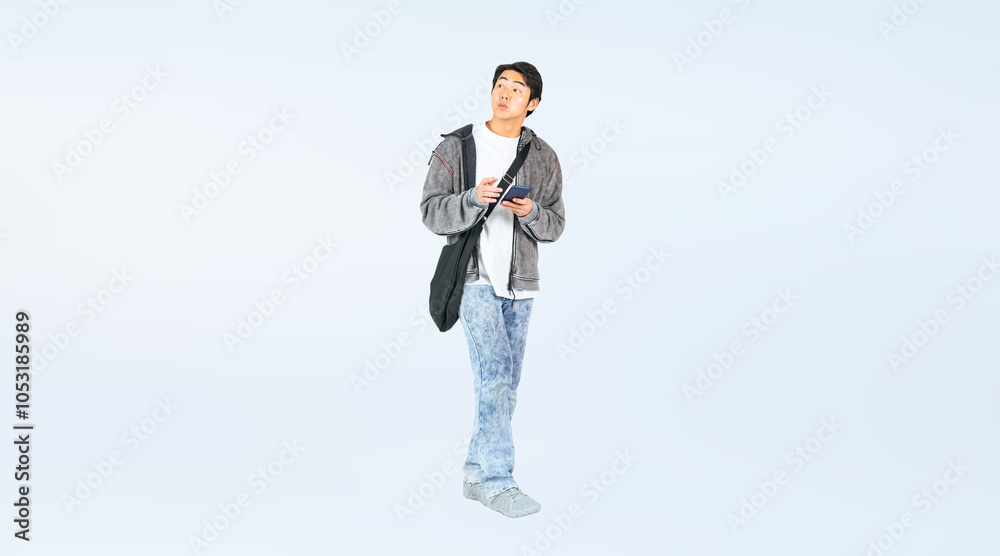 Aufkleber スマホを持って歩くカジュアルウェアの男性の後ろ姿の全身写真（切り抜き背景透過pngも販売しております。作成者リンクから「png」で検索してください）