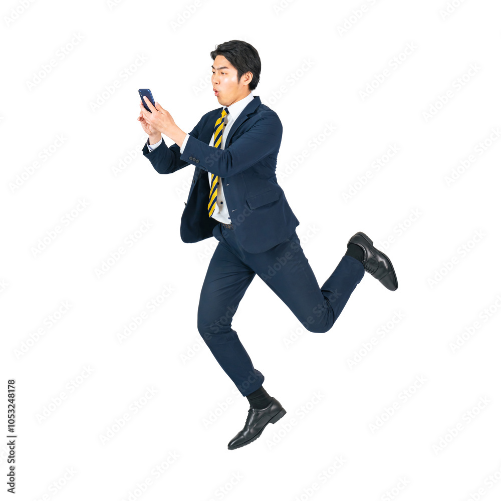 Poster スマホを見ながらジャンプする若い男性ビジネスパーソン　手作業で精密に切り抜いた背景透過全身写真png
