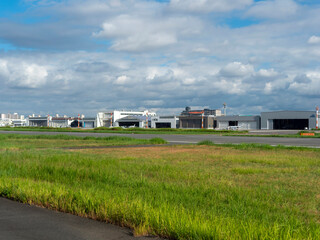 Fototapeta premium 格納庫が並ぶ八尾空港の風景