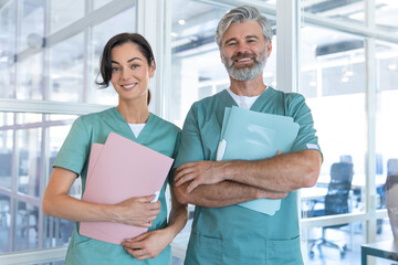 Obraz premium Two doctors standing in the clinic corridor and looking confident