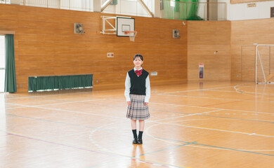 体育館の中にいる黒髪の日本人の女子生徒