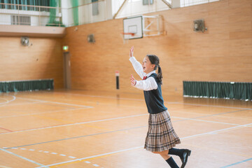 体育館の中ではしゃぐ女子中学生