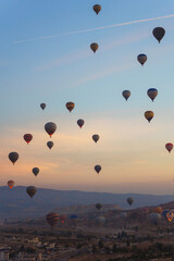 Naklejka premium Colorful hot air balloons fly gracefully over a vibrant skyline in valley Cappadocia Turkey