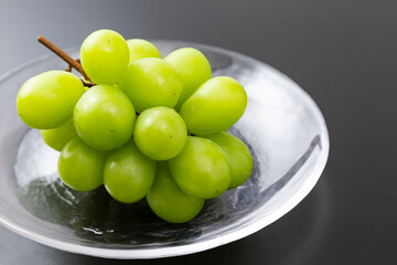 黒背景にシャインマスカット