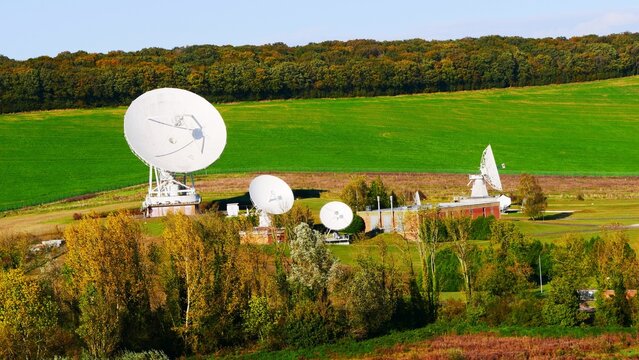 Paraboles de la station de t&eacute;l&eacute;communication spatiale de Bercenay-en-Othe dans l'Aube. France Europe