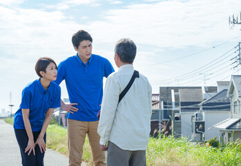 介護施設から脱出し徘徊している老人を保護する介護士